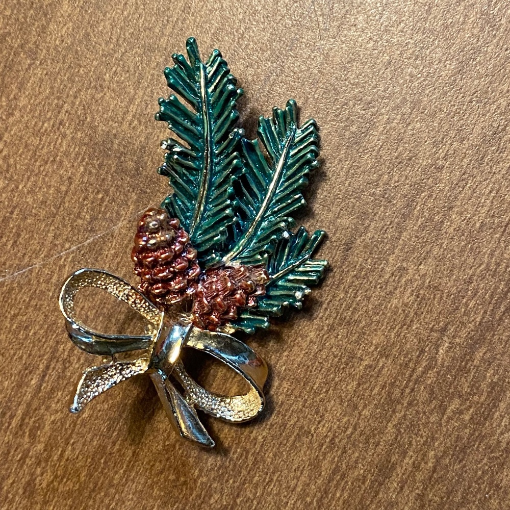 Vintage “Gerry’s” pinecone pin
